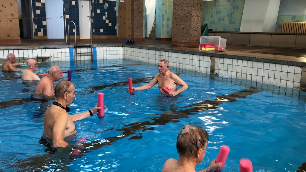 Gibt noch einmal die Übungen für die Männergruppe vor: Jochen Matthies, der den Gesundheitssport in Quedlinburg aufgebaut und über  viele Jahre als Kursleiter  bei der Wassergymnastik fungiert hat. 