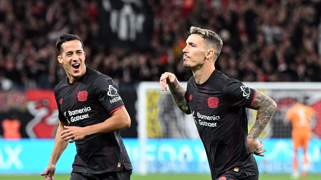 Die Spanier Alejandro Grimaldo und Lucas Vázquez. (Archivbild)