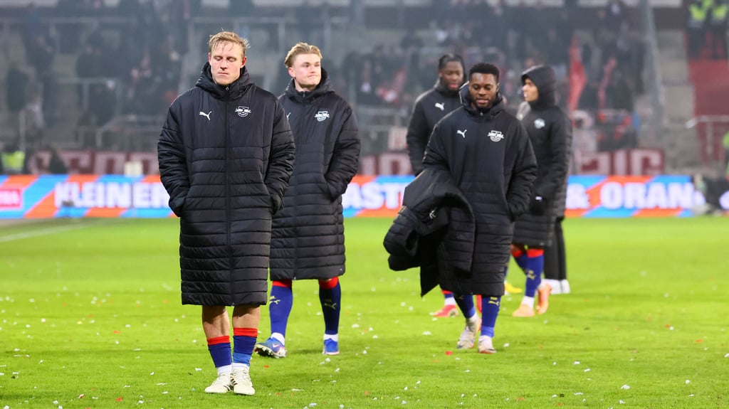 Enttäuschter Abgang der Leipziger nach dem Remis auf St. Pauli.