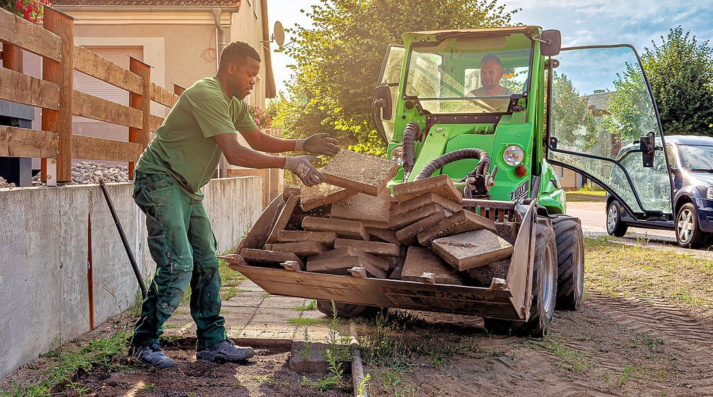 Ein Großteil des Gehweges in der Dorfstraße Menz wurden schon saniert. 2026 soll der letzte Teil mit Geld aus dem Sondervermögen folgen.