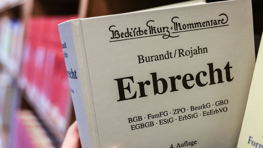 Dicker Schinken, komplexer Inhalt: Kein Wunder gibt es unter Laien viel Unsicherheit beim Thema Erbe - und manche Annahmen können zu Ärger führen.