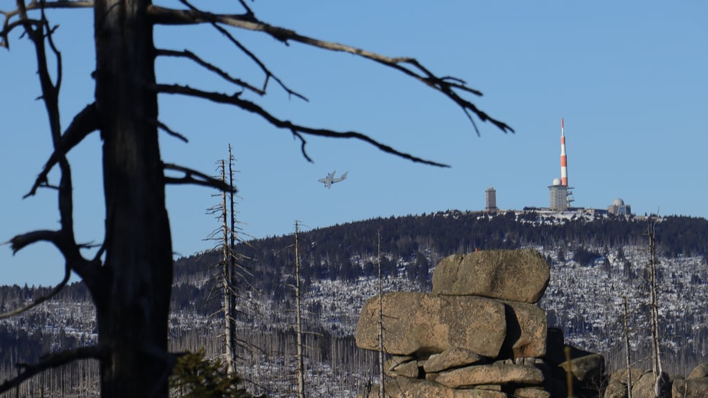 Eine Transportmaschine der Bundeswehr fliegt im Januar 2026 über den Brocken (Harz).