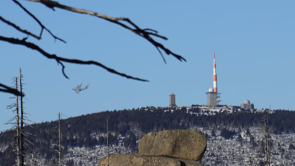 Beim Erkundungstag für das im Mai geplante Bundeswehrcamp flog am 22. Januar auch eine Transportmaschine vom Typ Airbus A400M den Brockengipfel.