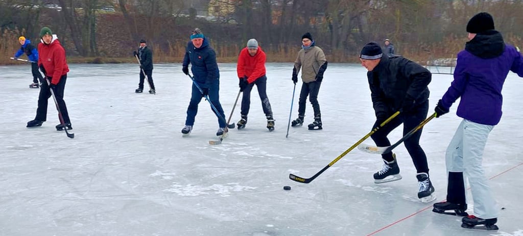 Folgt als nächstes die Bewerbung für die Olympischen Winterspiele? Am Sonntag gabs jedenfalls rasante Eishockeymatches auf dem Lossaer Dorfteich. 