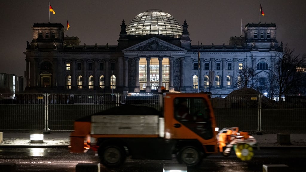 Besonders am Morgen sind die Straßen und Gehwege in Berlin und Brandenburg glatt.