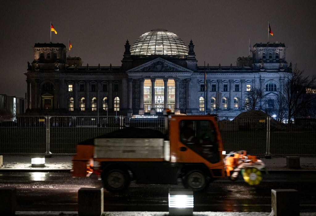 Besonders am Morgen sind die Straßen und Gehwege in Berlin und Brandenburg glatt.