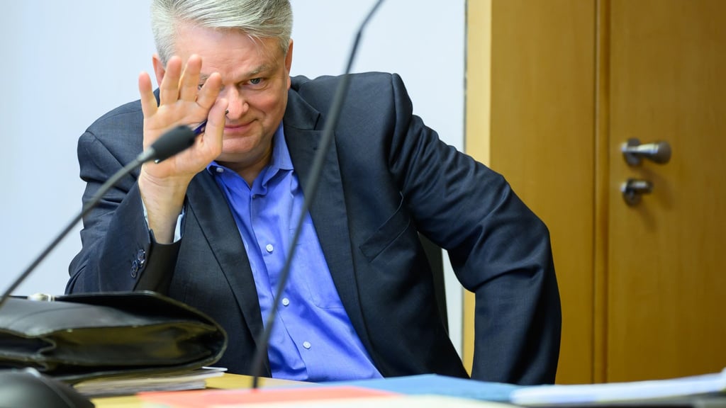 Der AfD-Abgeordnete und Angeklagte Wilko Möller wollte sich im Prozess um ein umstrittenes Wahlplakat seinem Anwalt zufolge nicht äußern.