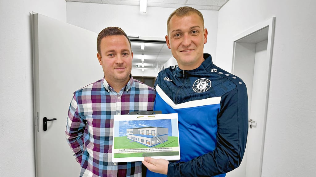 Der erste Vorsitzende des Sportvereins Schneidlingen, Martin Hense, und dessen Geschäftsführer Patrick Erlekam präsentieren  eine Zeichnung davon, wie der Neubau des Vereinsheims in Schneidlingen aussehen soll. 