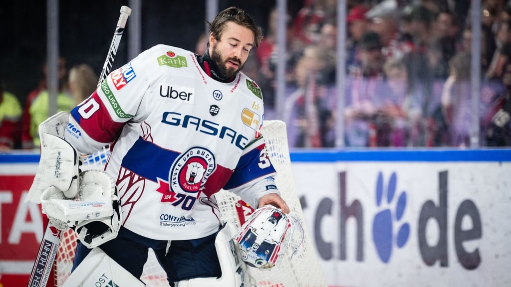 Goalie Jake Hildebrand musste mit den Eisbären Berlin eine Niederlage bei den Augsburger Panthern hinnehmen. (Archivbild)