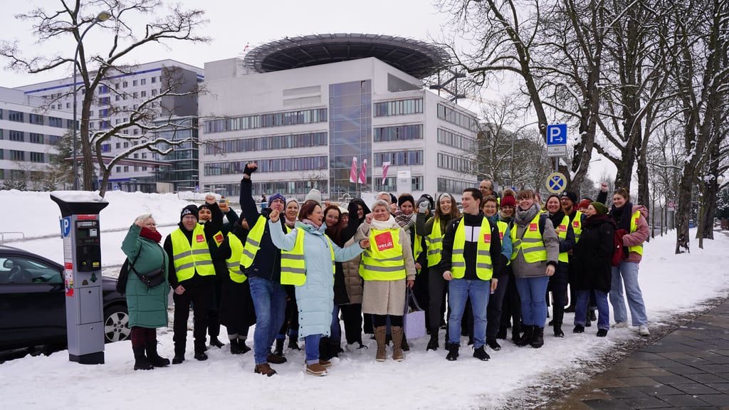 Vor der Uniklinik Halle haben Beschäftigte am Dienstag für höhere Löhne und bessere Arbeitsbedingungen gestreikt. 