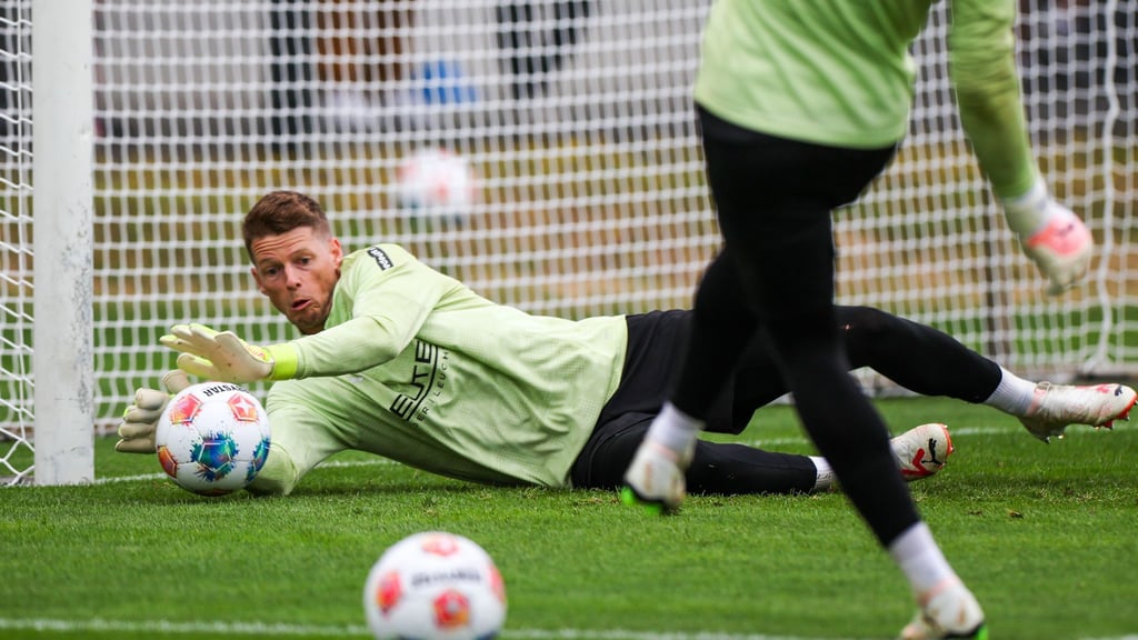 Gladbachs Torhüter Omlin wechselt auf Leihbasis nach Leverkusen. (Archivbild)