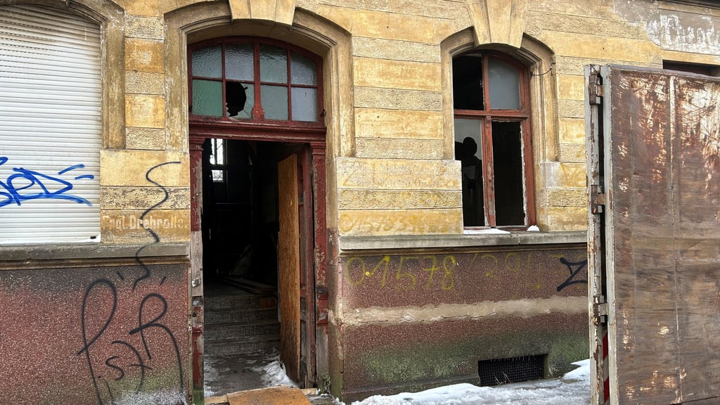 In Magdeburg wird ein Haus abgerissen, das Jahrzehnte als Schandfleck galt. 