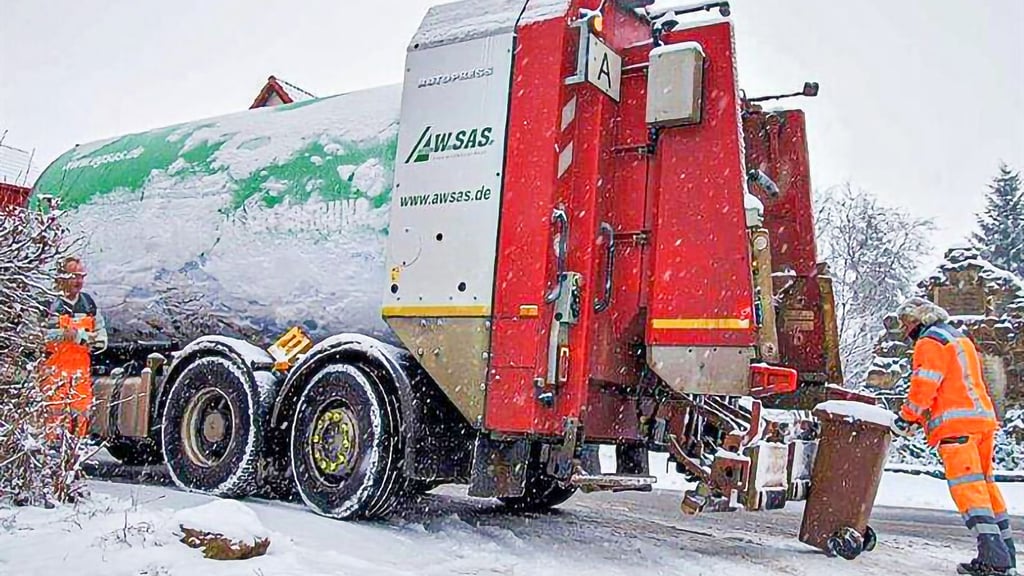 Die Mitarbeiter der Abafallwirtschaft Sachsen-Anhalt Süd  und deren Fahrzeuge müssen nicht nur mit Wind und Wetter, sondern auch mit Müllautos unter den unterschiedlichsten Straßenverhältnissen zurechtkommen. 