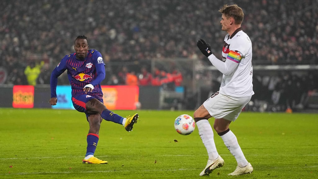 RB-Shootingstar Yan Diomande schießt das 1:0 für RB beim FC St. Pauli