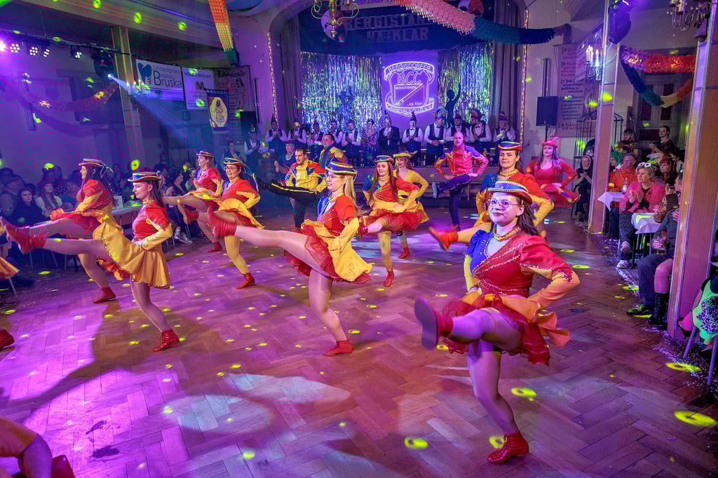 Im ausverkauften Saal der Gaststätte Drei Linden tanzte sich am Samstagabend der Bergisdorfer Carnevals Club in die Herzen der Zuschauer.