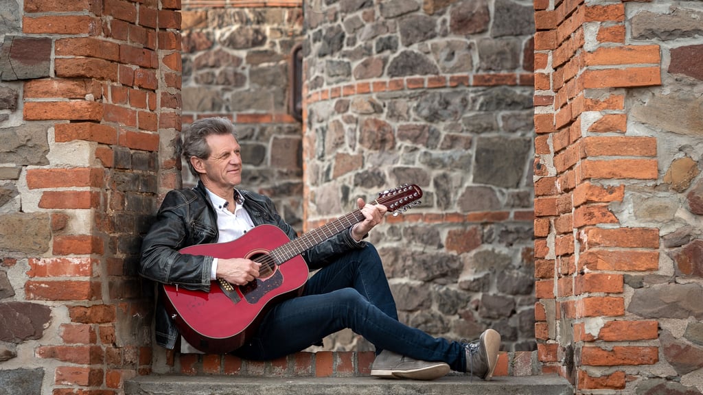 Andre Wichert macht Musik beim Wintermarkt.