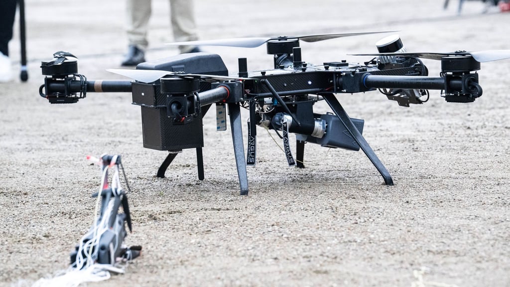 Die Polizei kann Drohnen abwehren und abfangen. (Symbolbild)