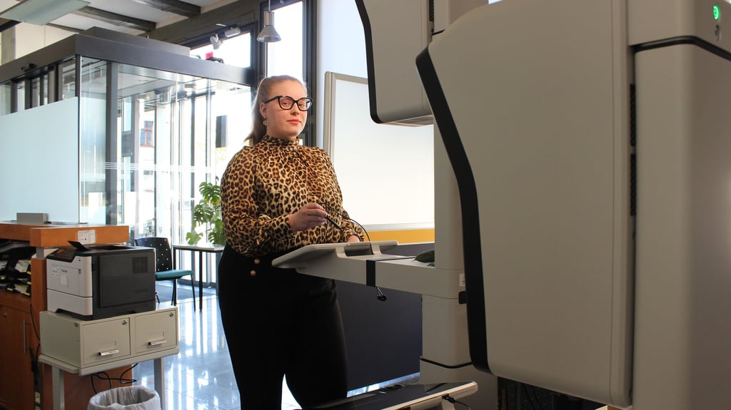 Kayleigh Skrotzki von der Stadtverwaltung am Fotoautomaten in der Bürgerinformation in Haldensleben. Aktuell funktioniert das Gerät jedoch nicht.