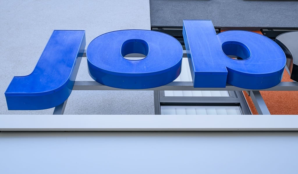 Gut jede und jeder siebte junge Erwerbstätige ist für die ausgeübte Tätigkeit überqualifiziert. (Symbolbild)