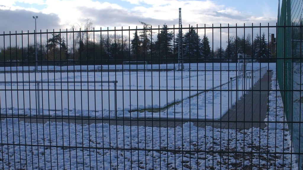 Der Kunstrasenplatz des SV 09 Staßfurt, der aktuell ähnlich wie hier 2004 aussieht, lässt zur Zeit keine Spiele und kein Training zu.