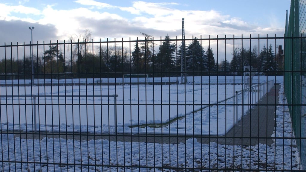 Der Kunstrasenplatz des SV 09 Staßfurt, der aktuell ähnlich wie hier 2004 aussieht, lässt zur Zeit keine Spiele und kein Training zu.