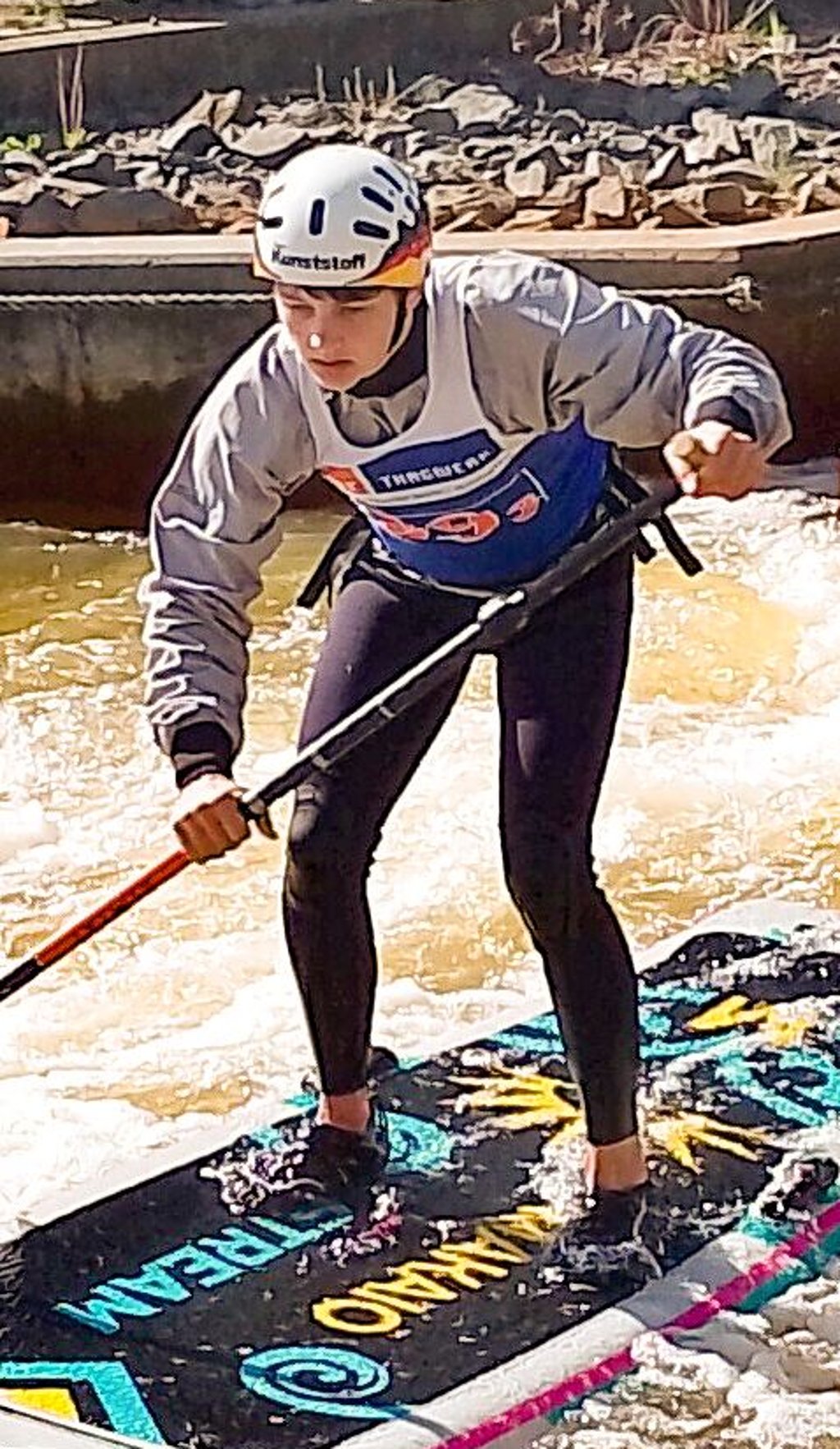 Mika Dittmar vom Kanu-Club Bad Dürrenberg ist ein erfolgreicher Nachwuchsathlet im Stand-Up-Paddling, der sich auf die Disziplin Wildwasser spezialisiert hat.