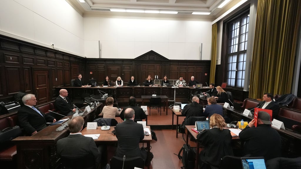 Der 33. Prozesstag begann mit scharfer Kritik der Verteidigung am Verlauf des Verfahrens.