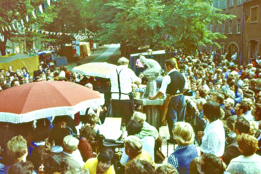 1978 war der Bierbrunnen am Lindenring eine Attraktion: Im Jubiläumsjahr 2028 soll  er zum Kirschfest zurückkehren.