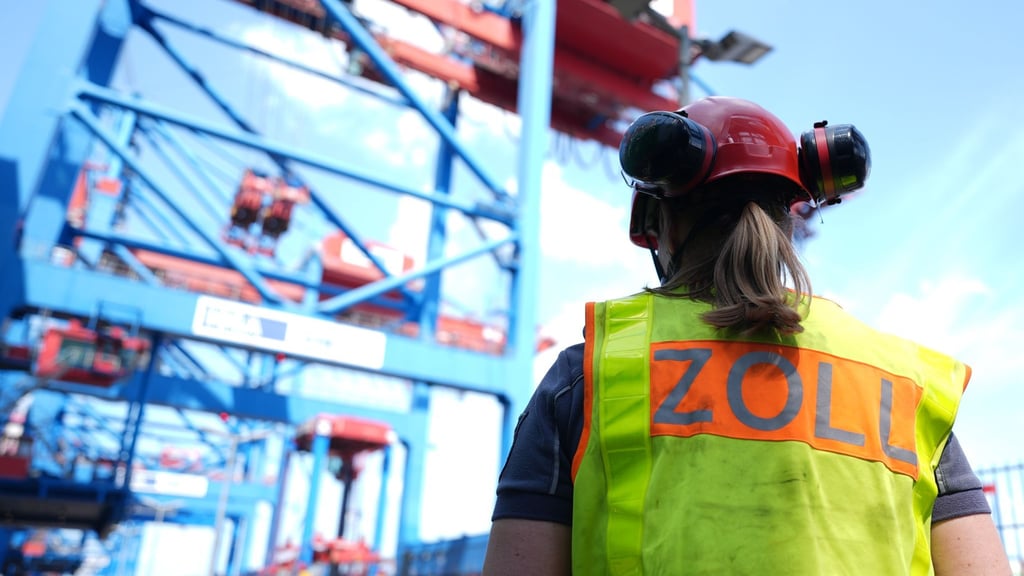 Zollkontrolle: Schwarzarbeit und Einnahmen aus illegalen Kanälen nehmen zu. (Archivbild)