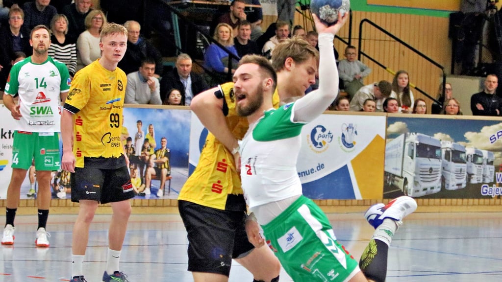 Der HC Aschersleben, hier mit Jannik Fohrer beim Wurf, verlor das Regionalliga-Derby beim SV Anhalt Bernburg. 