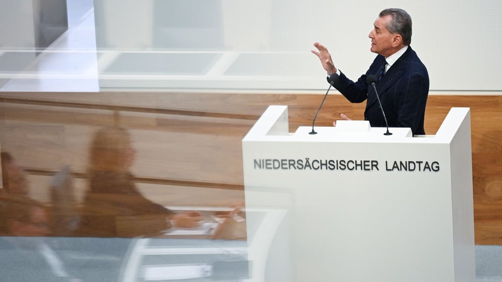 Friedman spricht die Abgeordneten der AfD direkt an und wirft der Partei vor, eine Politik der Ausgrenzung zu betreiben.