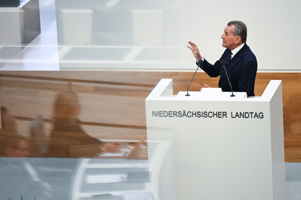 Friedman spricht die Abgeordneten der AfD direkt an und wirft der Partei vor, eine Politik der Ausgrenzung zu betreiben.