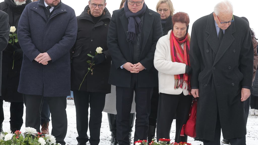 An der Gedenkstätte Buchenwald legten Landespolitiker im Beisein des Buchenwald-Überlebenden Naftali Fürst Kränze nieder.