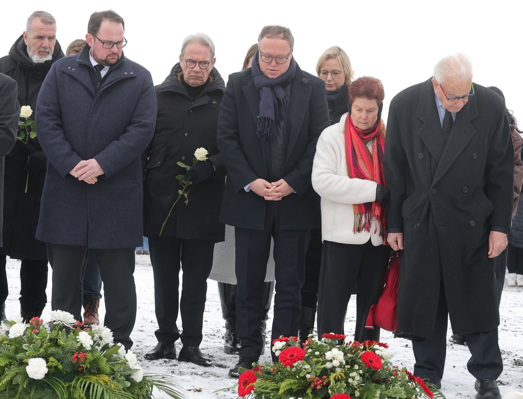 An der Gedenkstätte Buchenwald legten Landespolitiker im Beisein des Buchenwald-Überlebenden Naftali Fürst Kränze nieder.