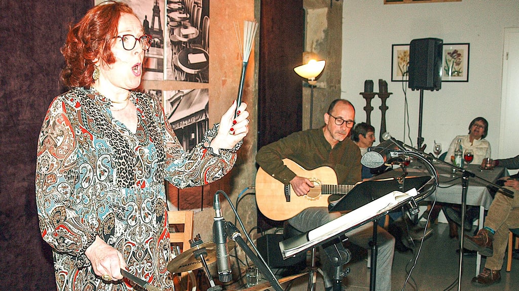 Charlotte Knappstein gab auf der Neulinger Bühne die perfekt inszenierte Diva und sang, begleitet von Torsten Urban, Songs von Hildegard Knef, Zarah Leander und Gilbert Becaud.