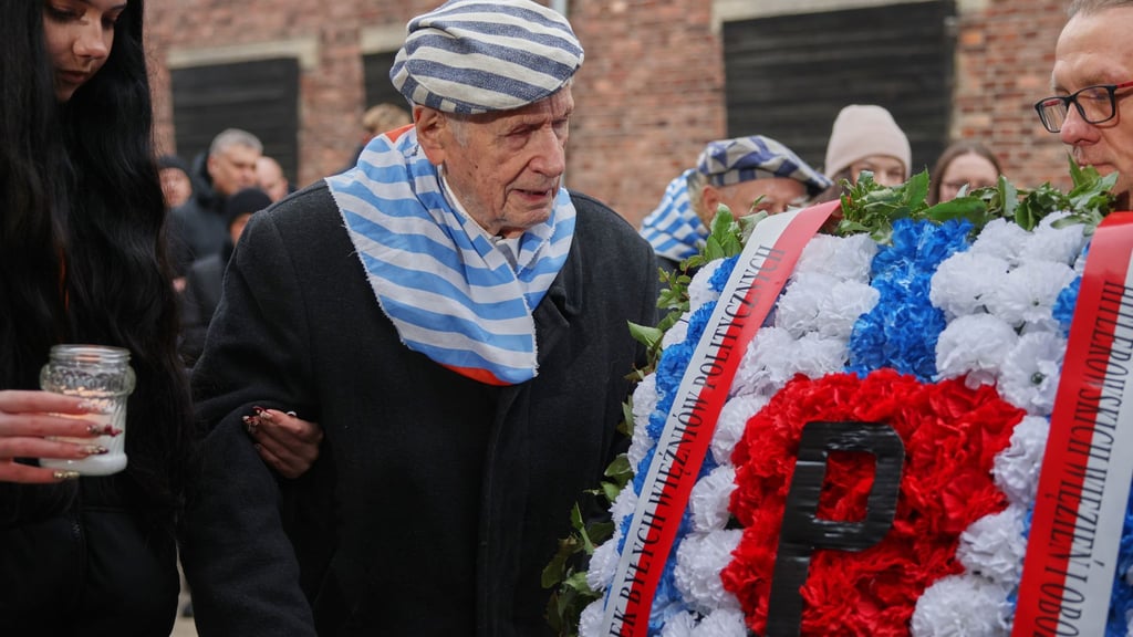 Der Holocaust-Überlebende Stanislaw Zalewski gedenkt mit anderen Überlebenden im früheren deutschen Konzentrations- und Vernichtungslagers Auschwitz der Opfer des NS-Terrors.