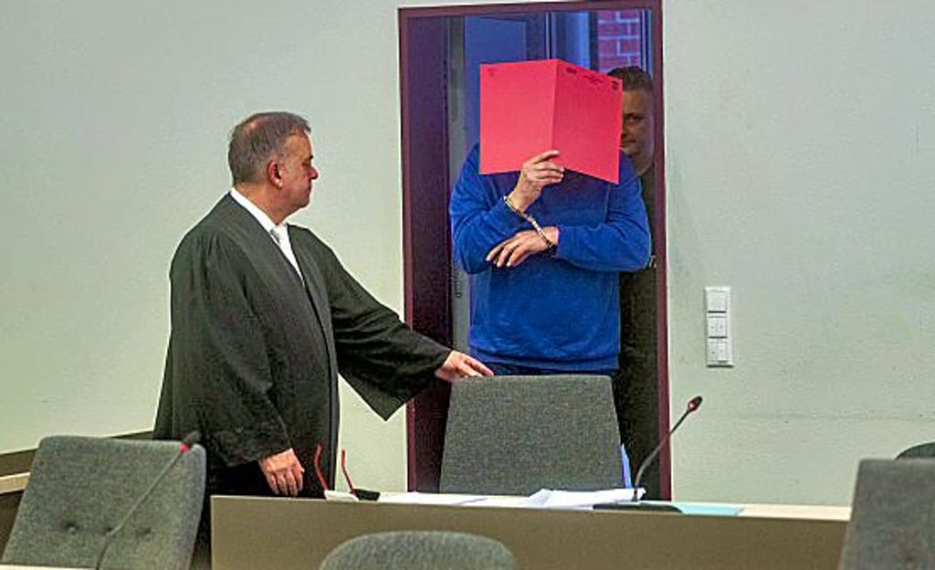 Der angeklagte Karatetrainer zum Prozessauftakt 