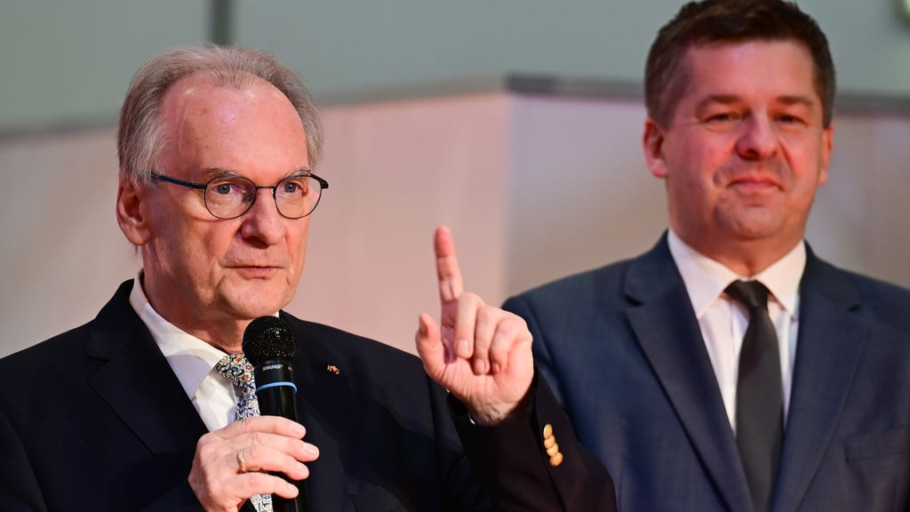 Reiner Haseloff (links) will seinem bisherigen Wirtschaftsminister Sven Schulze (CDU) ermöglichen, als Ministerpräsident und nicht nur als CDU-Spitzenkandidat in die Landtagswahl am 6. September zu gehen. (Archivbild)