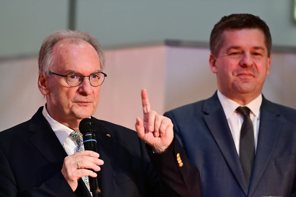 Reiner Haseloff (links) will seinem bisherigen Wirtschaftsminister Sven Schulze (CDU) ermöglichen, als Ministerpräsident und nicht nur als CDU-Spitzenkandidat in die Landtagswahl am 6. September zu gehen. (Archivbild)