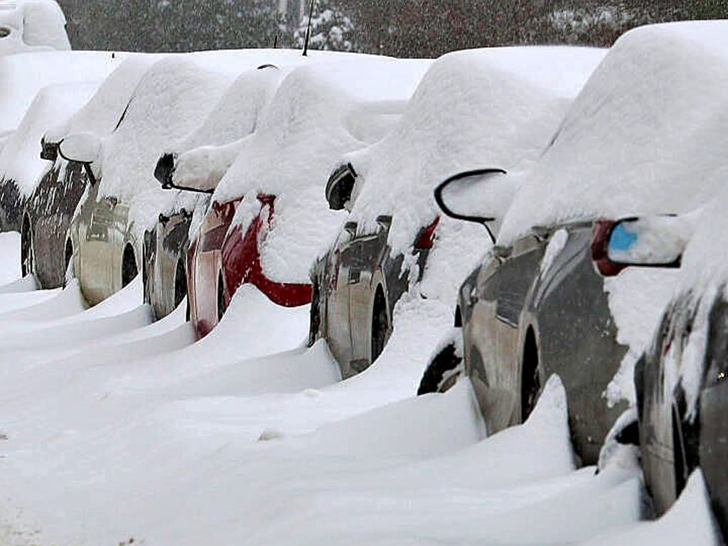Mitarbeiter im Außendienst bei ambulanten Pflegediensten müssen sich derzeit durch verschneite und glatte Straßen kämpfen.