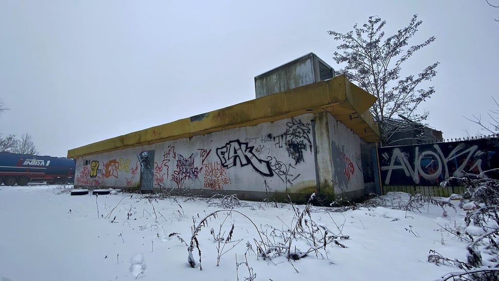 Mit dem Abriss der Brandruine beginnen die  Bauarbeiten für Staßfurts neuen Aldi-Markt.