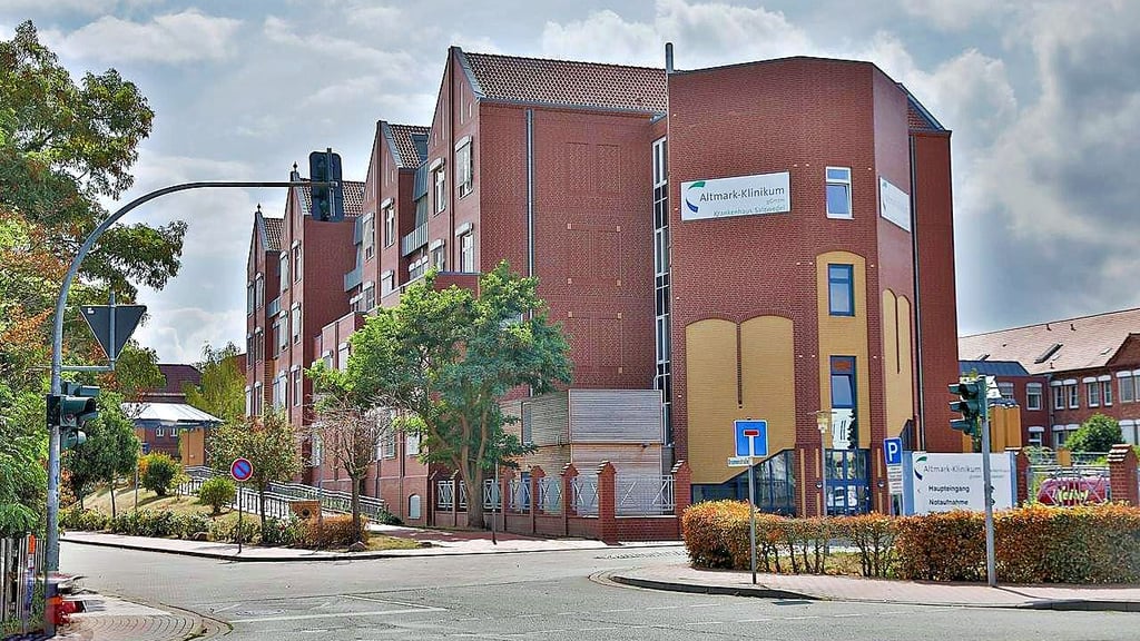Das Altmark-Klinikum in Salzwedel: Die Mehrheit der Mitarbeiter beider Krankenhäuser wollen ihr Weihnachtsgeld im April ausgezahlt bekommen.