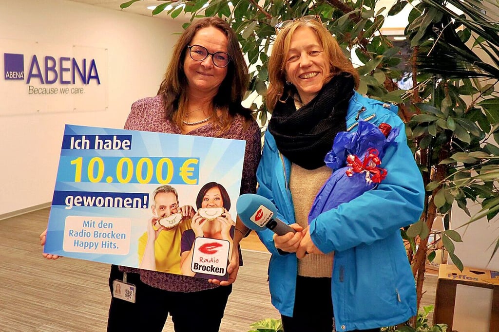 Nancy Günz  (l.) bekommt den  Scheck von  Moderatorin Amre.