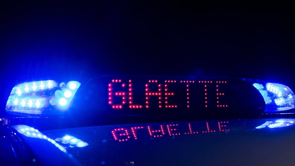 Auf der A2 ist es durch Schnee und Eisglätte zu mehreren Unfällen gekommen.