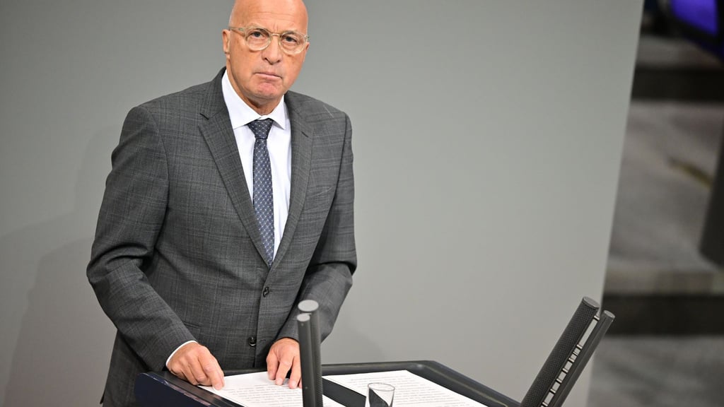 Der AfD-Politiker und ehemalige Bundeswehroffizier Rüdiger Lucassen fordert gemäß AfD-Grundsatzprogramm immer wieder eine Reaktivierung der Wehrpflicht und stößt damit auf Widerstand vor allem in ostdeutschen Landesverbänden. (Archivbild)