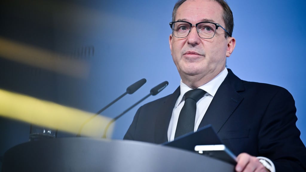 Bundesinnenminister Alexander Dobrindt (CSU) will die Bekämpfung des Linksextremismus stärken, auch personell.