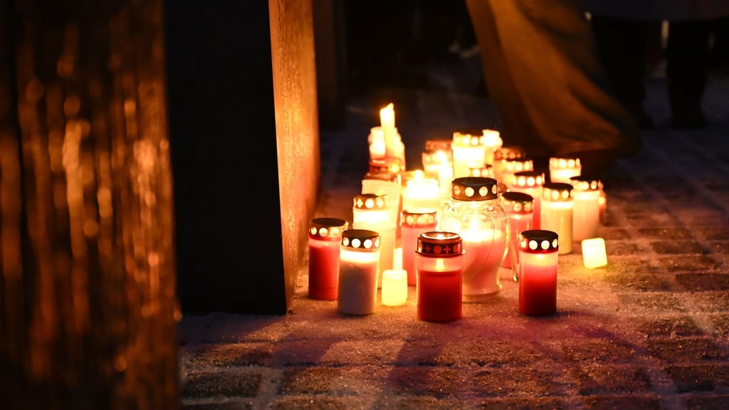 Kerzen stehen vor dem Holocaust-Denkmal für die ermordeten Juden Europas.
