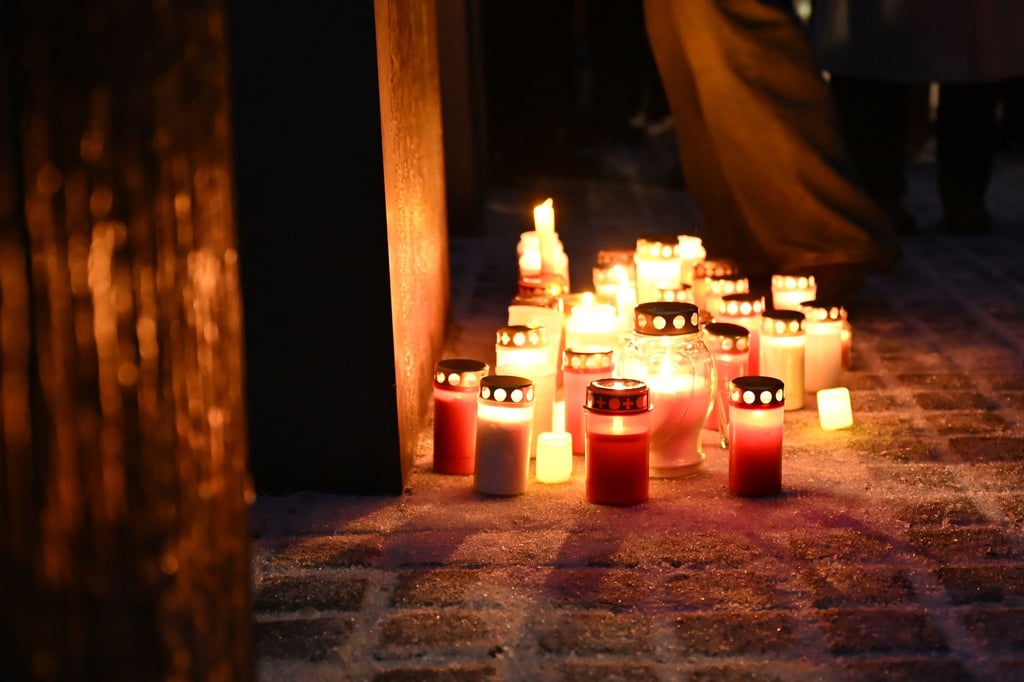 Kerzen stehen vor dem Holocaust-Denkmal für die ermordeten Juden Europas.
