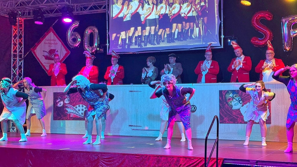 Die Fünkchen machen auch  im Kittelschürzen-Outfit ihrer Großmütter eine gute Figur auf der Bühne der Mehrzweckhalle von Salzfurtkapelle.