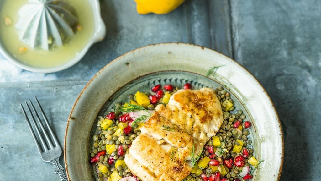 Kleine grüne Linsen, gelbe Mango-Stückchen und rote Granatapfelkerne sorgen bei diesem raffinierten Salat von Inga Pfannebecker für ein Farbenfeuerwerk.